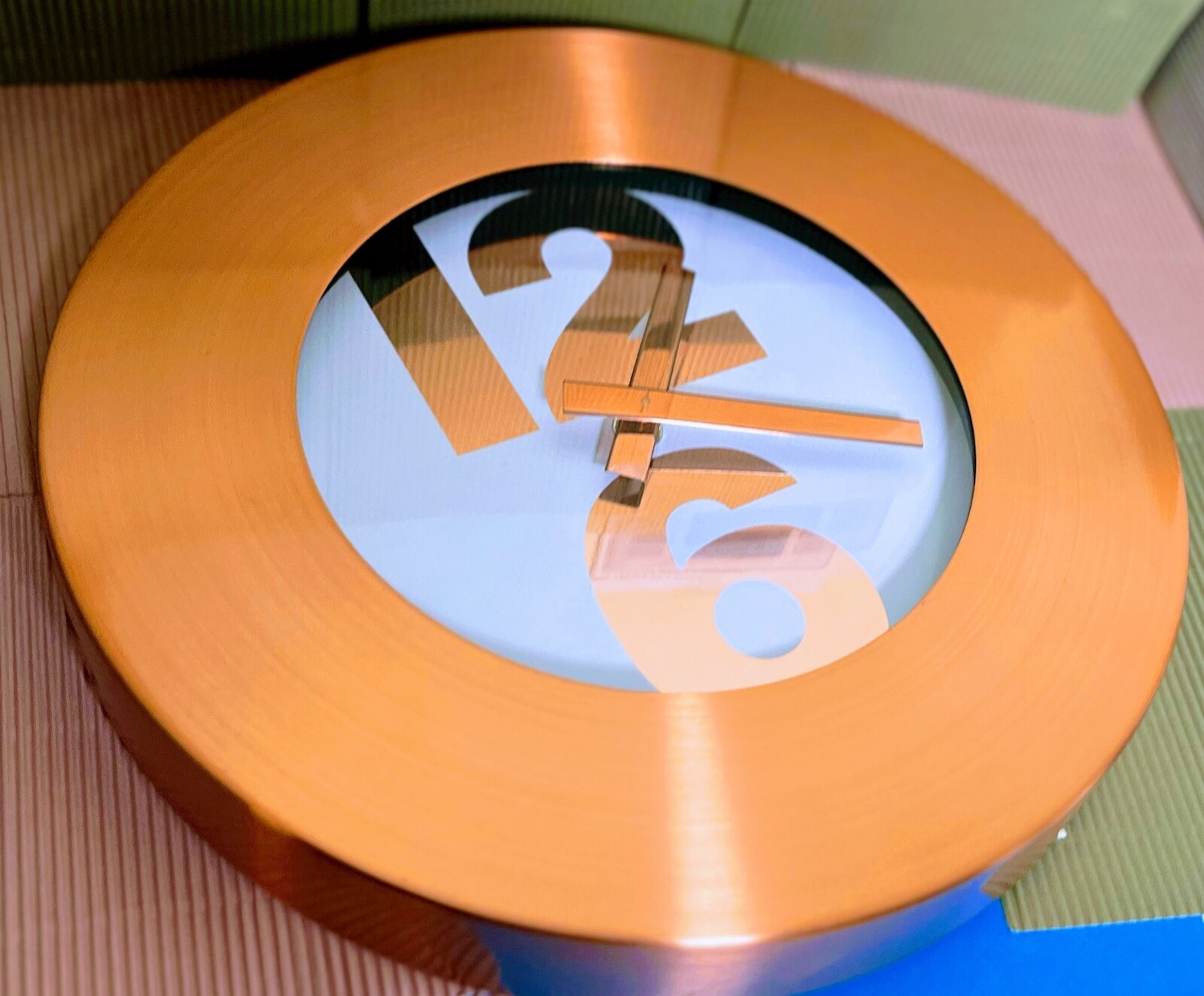 YOUNG TOWN TAIWAN QUARTZ Round Brass Color Wall Clock. Size 11.5" x 1.5".