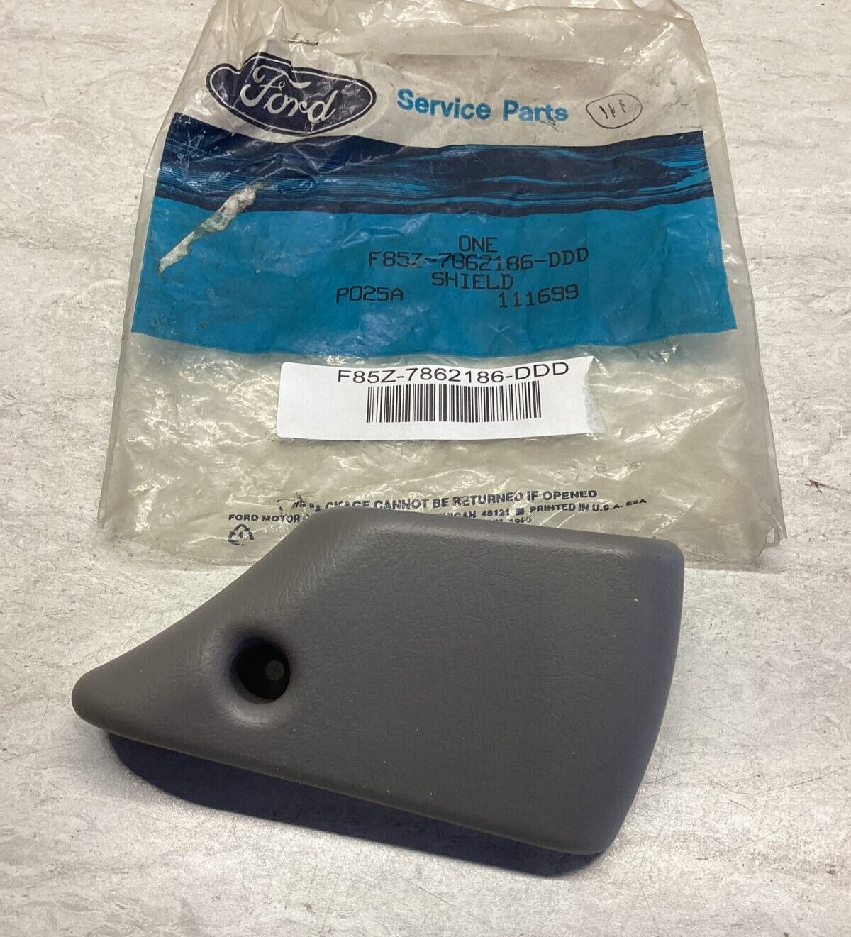 1998-2000 Lincoln Navigator OEM Front Right Seat Shield Cover F85Z-7862186-DDD