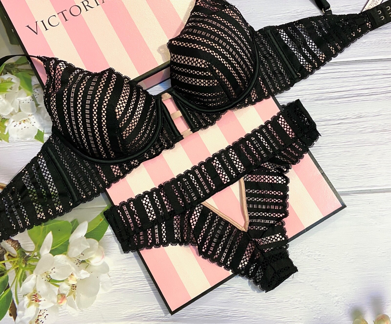 

Victorias Secret LUXE Сексуальный кружевной бюстгальтер с глубоким вырезом на подкладке и легкими подкладками 32DD-M, Черный