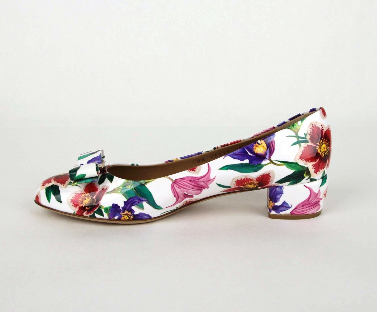 Pre-owned Ferragamo Salvatore  Women's Vara 6 White Patent Leather Floral Bow Pump 0688977