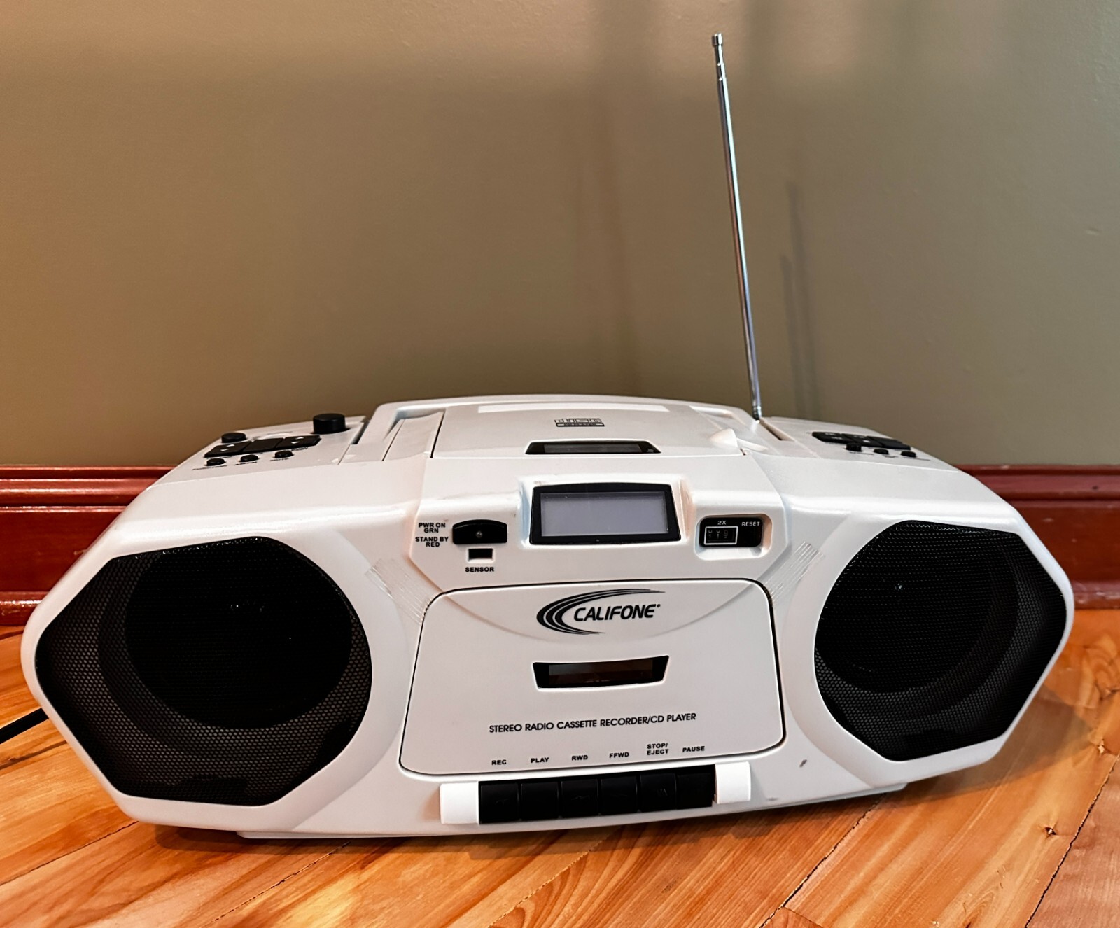 ラジオ・コンポ National TV/RADIO/CASSETTE RECORDER File:National (Matsushita) TR-512F Portable TV and cassette