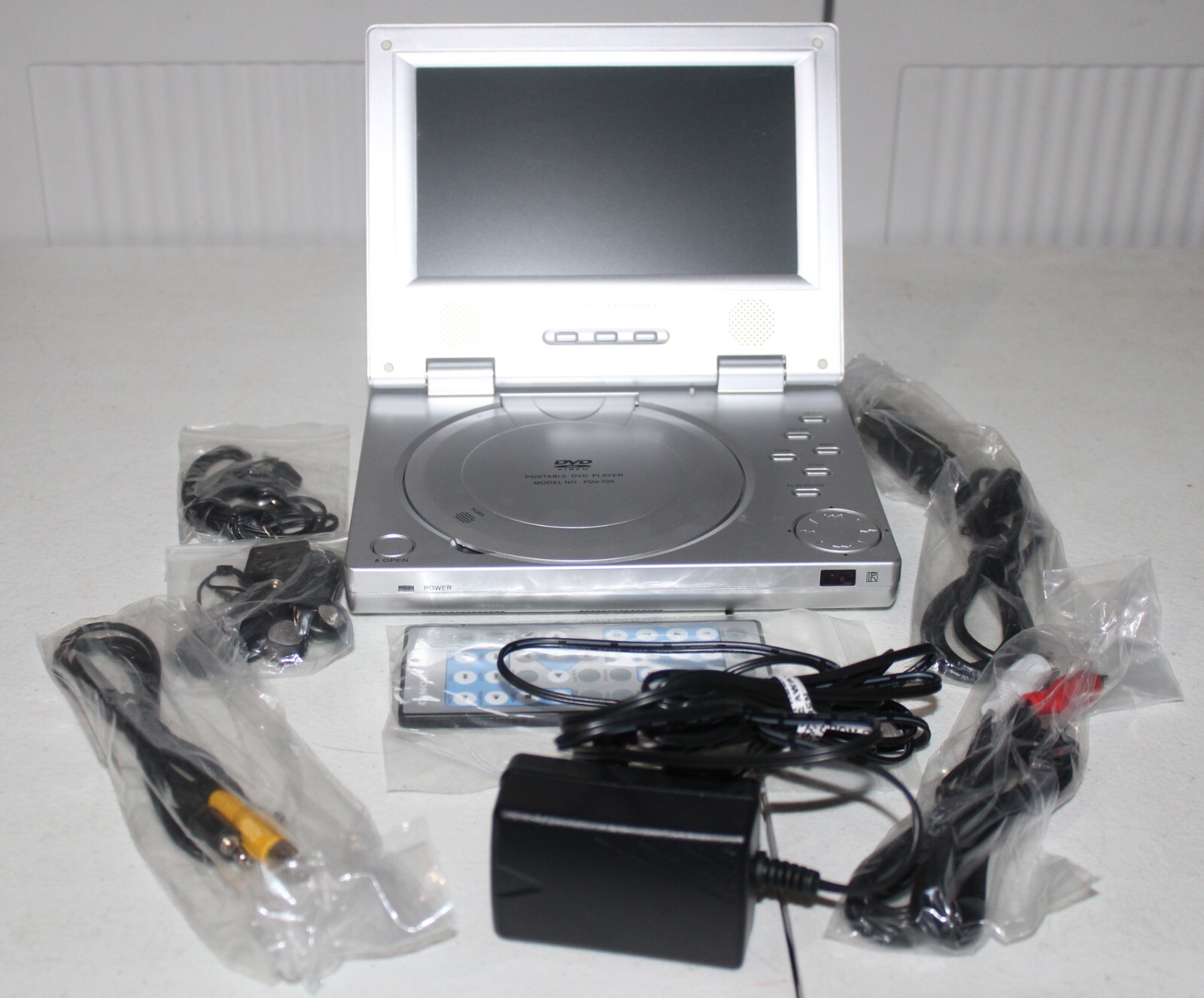 Spectroniq Portable DVD Player PDV-70X With All Components