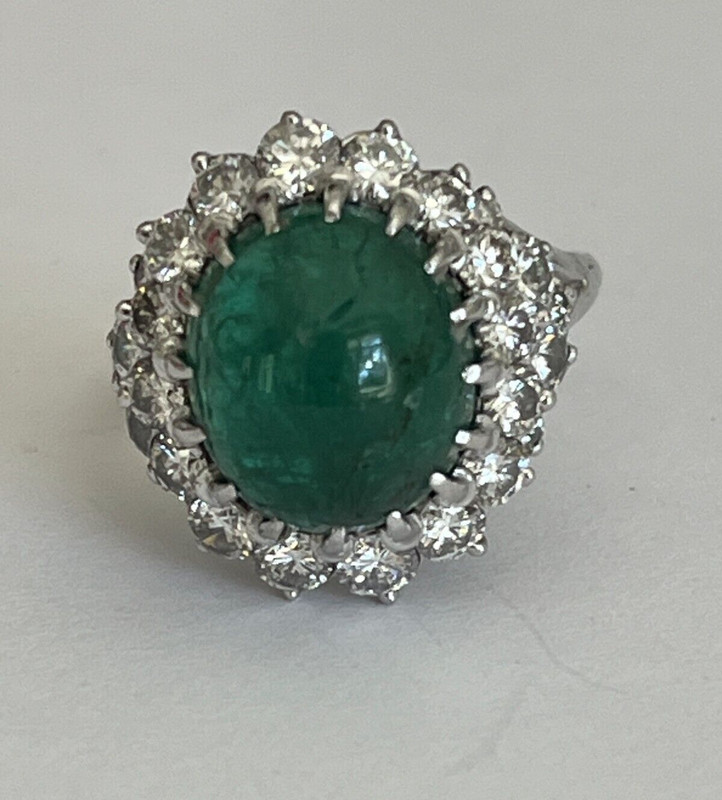 5484- Bague Or Gris Emeraude Cabochon Diamants