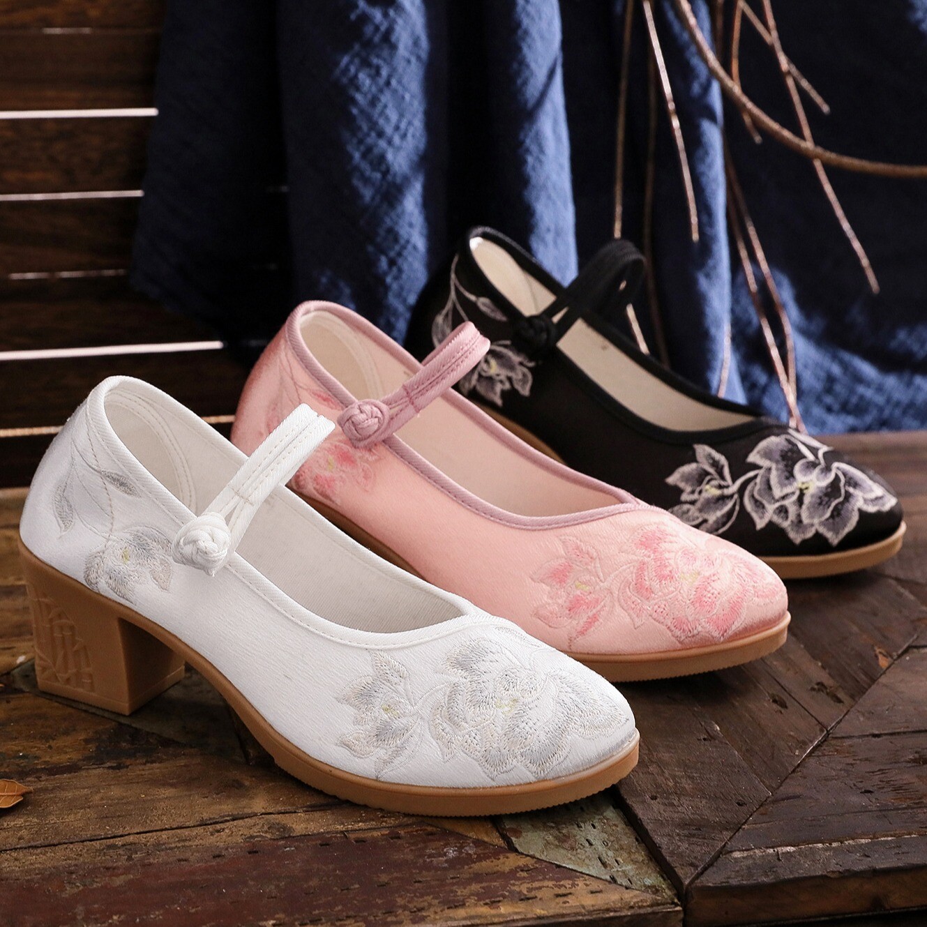 靴 AMERI Vintage MEDI MESH CONVERSION PUMPS Vintage 1960s SILVER SHOES Metallic Heel Mid Mod Heels Space