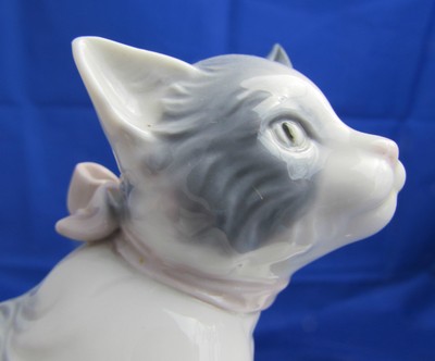 LLADRO CAT W/ BOW FIGURINE - NAO - MADE IN SPAIN