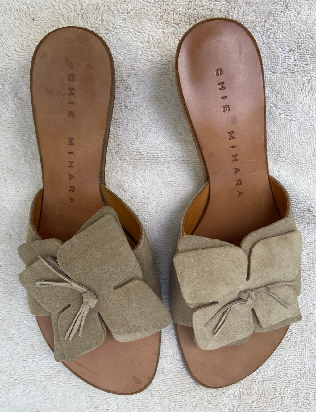 CHIE MIHARA VINTAGE ALL LEATHER SLIDES IN BEIGE KITTEN HEEL