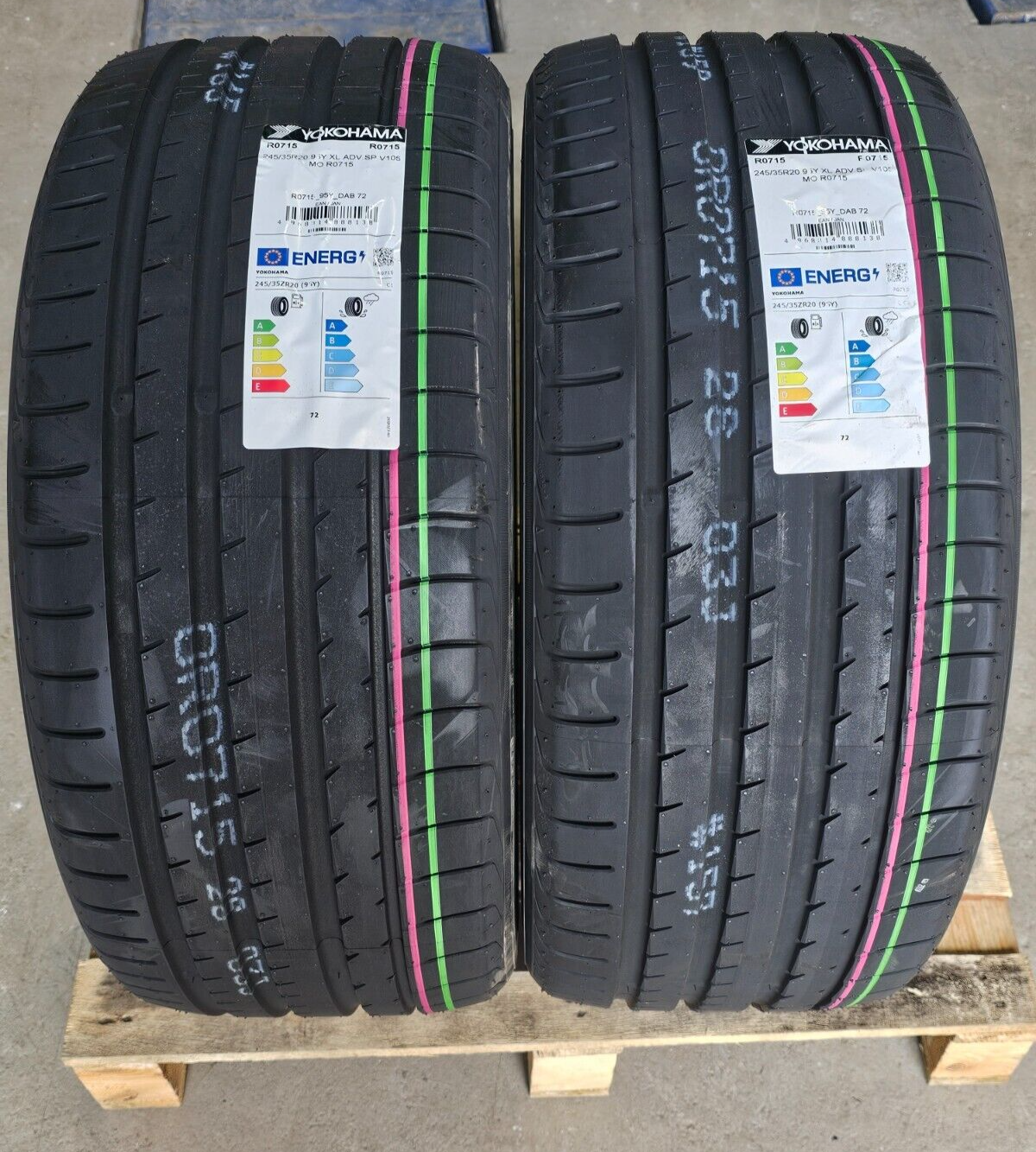 2 x 245 35 R20 Yokohama Advan Sport V105 95Y XL Summer Road