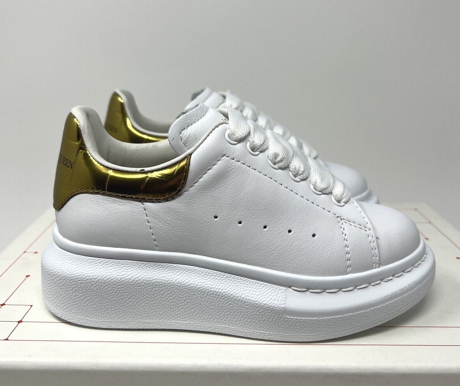 スニーカー ALEXANDER MCQUEEN  Sneakers Men Leather White Men's Oversized Sneaker in White | Alexander McQueen US