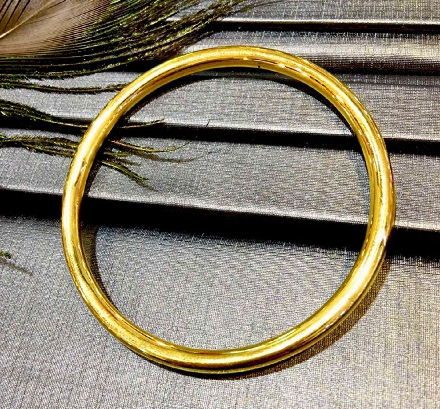 22K YELLOW GOLD ROUND BANGLE BRACELET BEAUTIFUL DESIGN