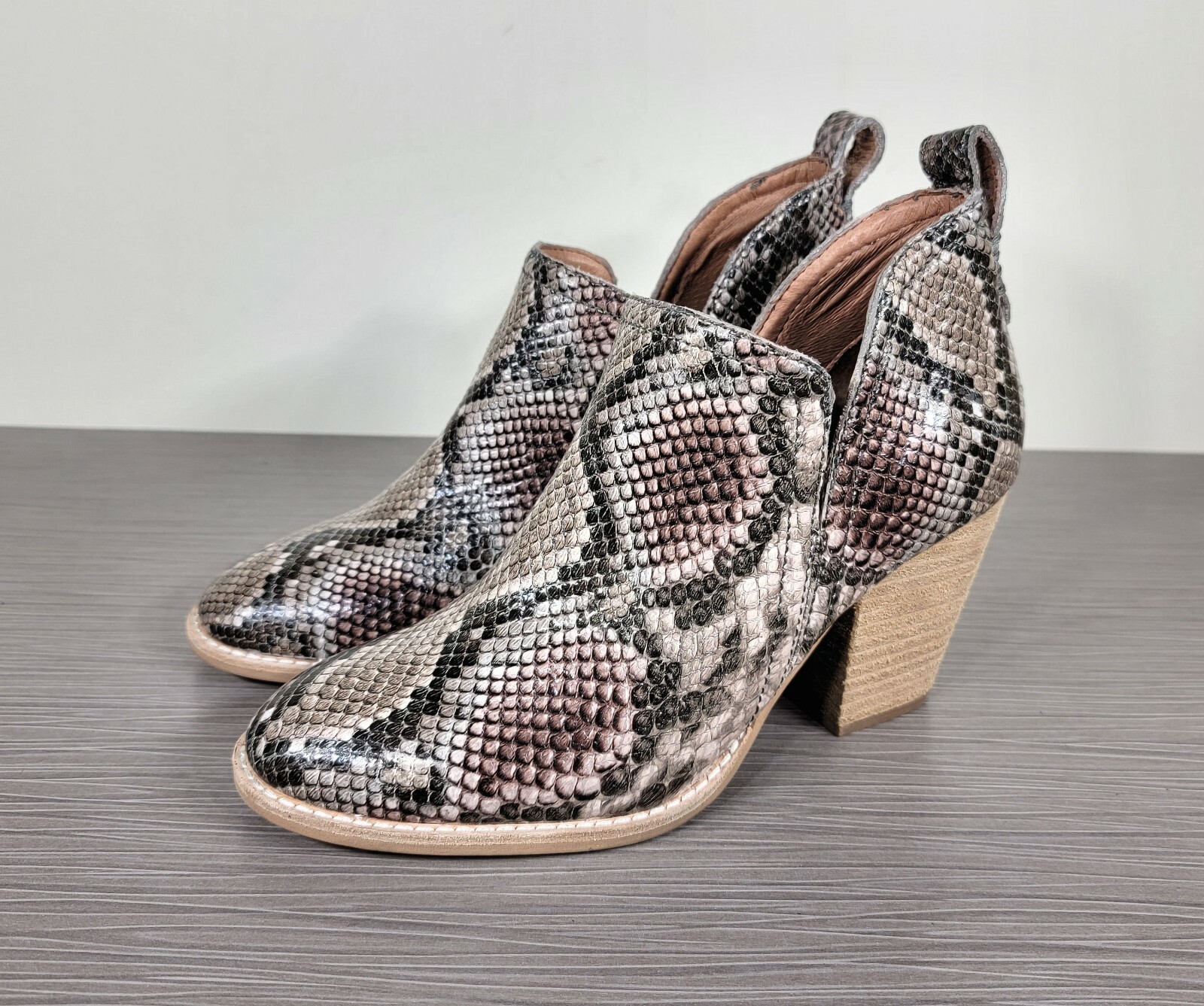 Jeffrey Campbell Shark Snake-Embossed Leather Ankle Bootie, Womens Size 6 M