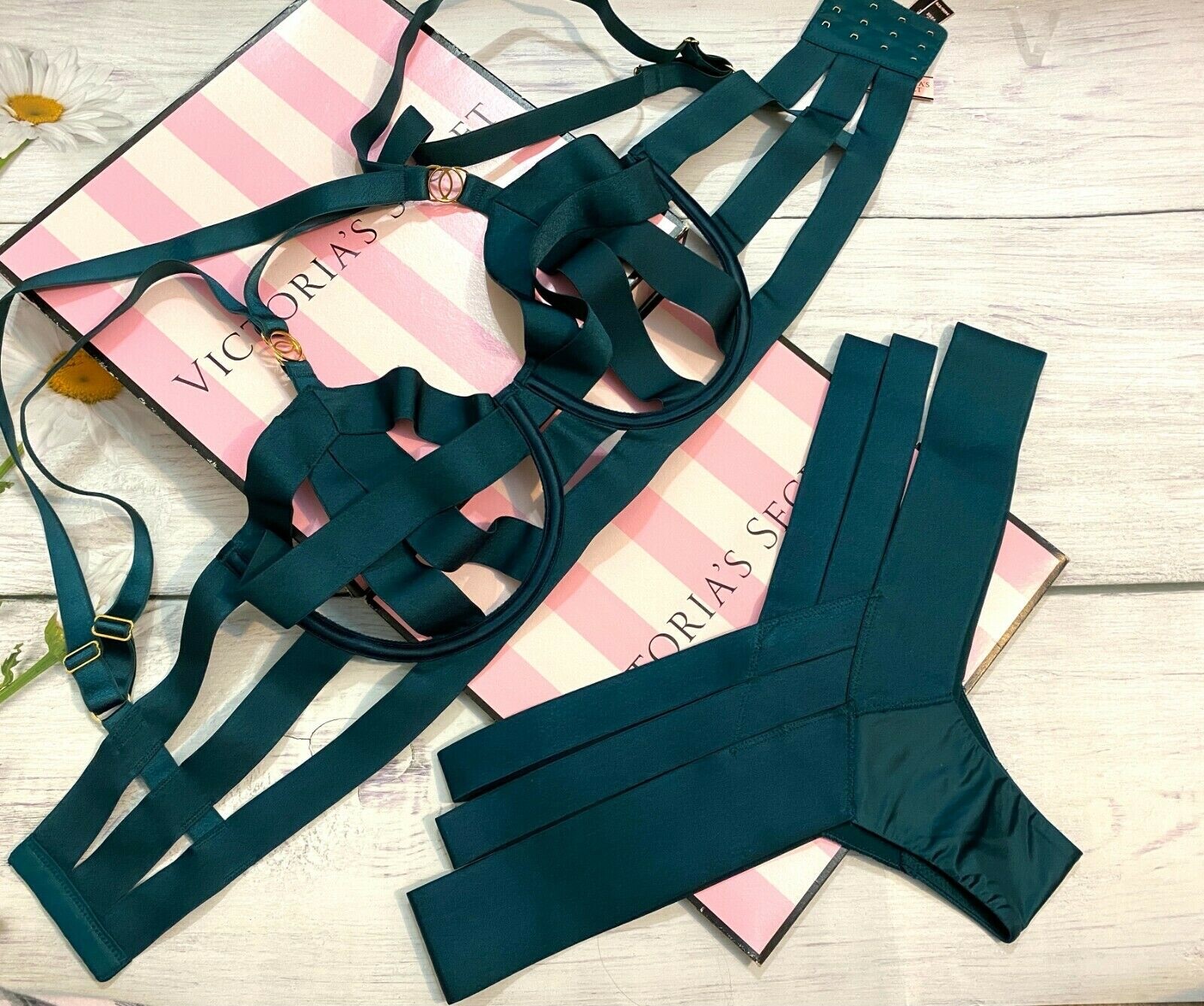 

Комплект нижнего белья Victorias Secret Luxe Lingerie с полосками на бретельках из 2 предметов Зеленый плющ
