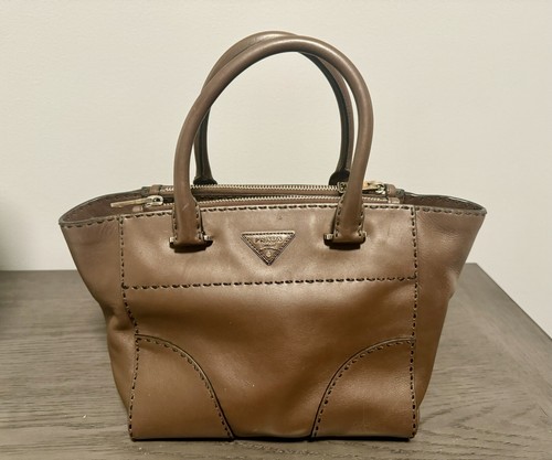 【PRADA】トップミディアムトートバッグ☆SALE中 ステッチ入り ミディアム レザー トートバッグ (PRADA