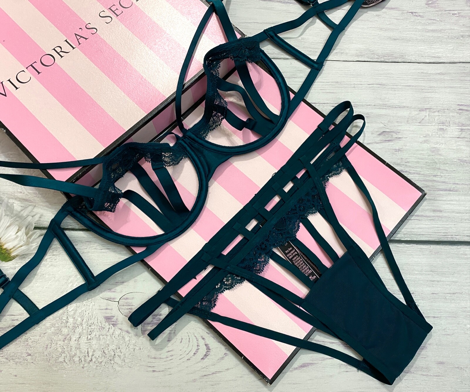 

NWT Victorias Secret VS Luxe Lingerie Бюстгальтер балконет с вырезами Green Ivy Caged, Зеленый