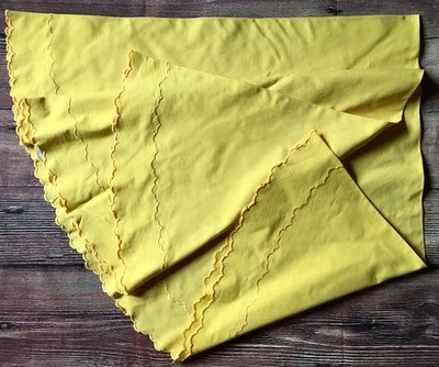 Zucchi made in Italy yellow pure cotton scalloped edge vintage round tablecloth