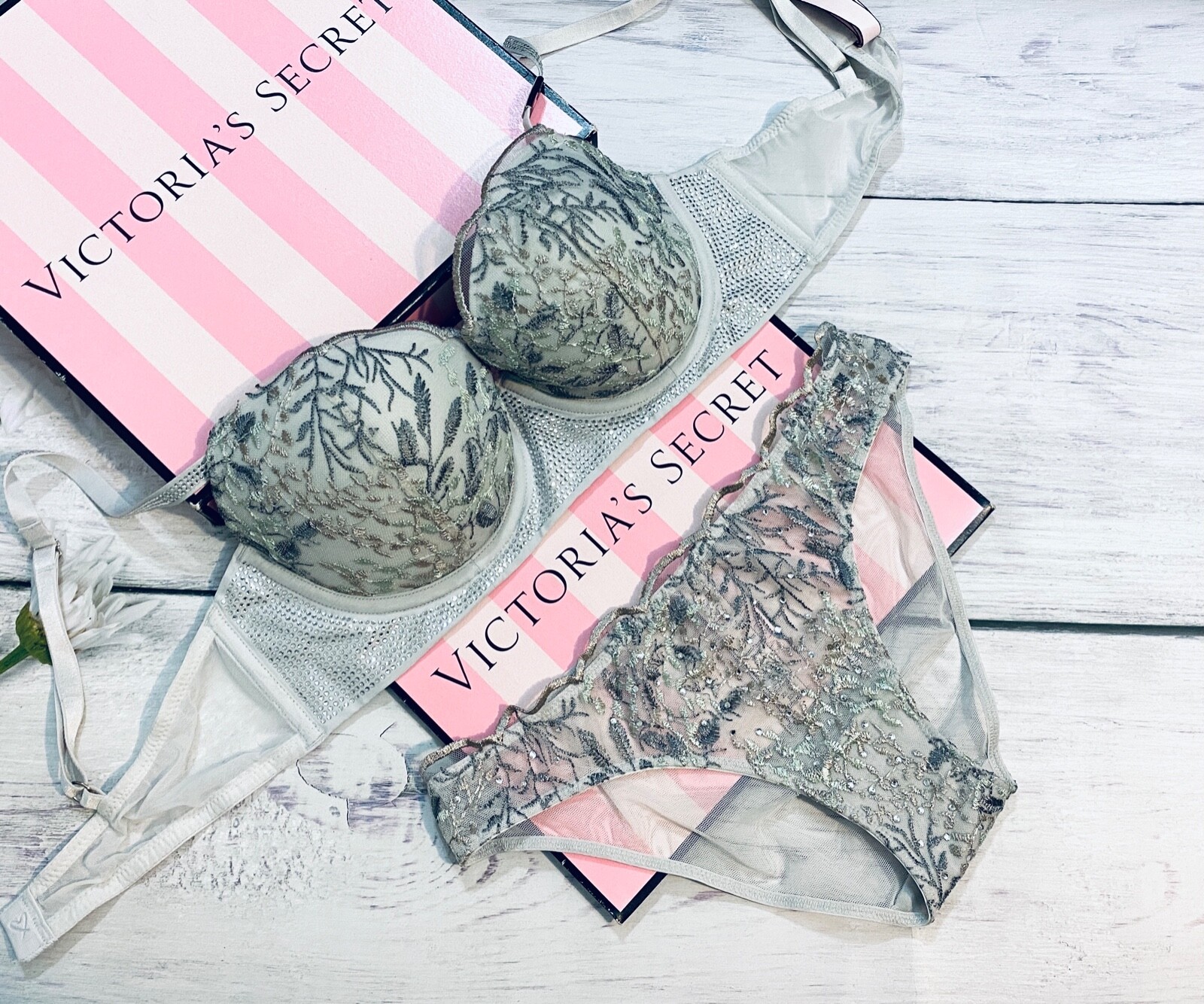 

Бюстгальтер-деми с подкладкой Dream Angels VICTORIAS SECRET и кружевом со стразами Misty Jade, Multicolor gray white silver green