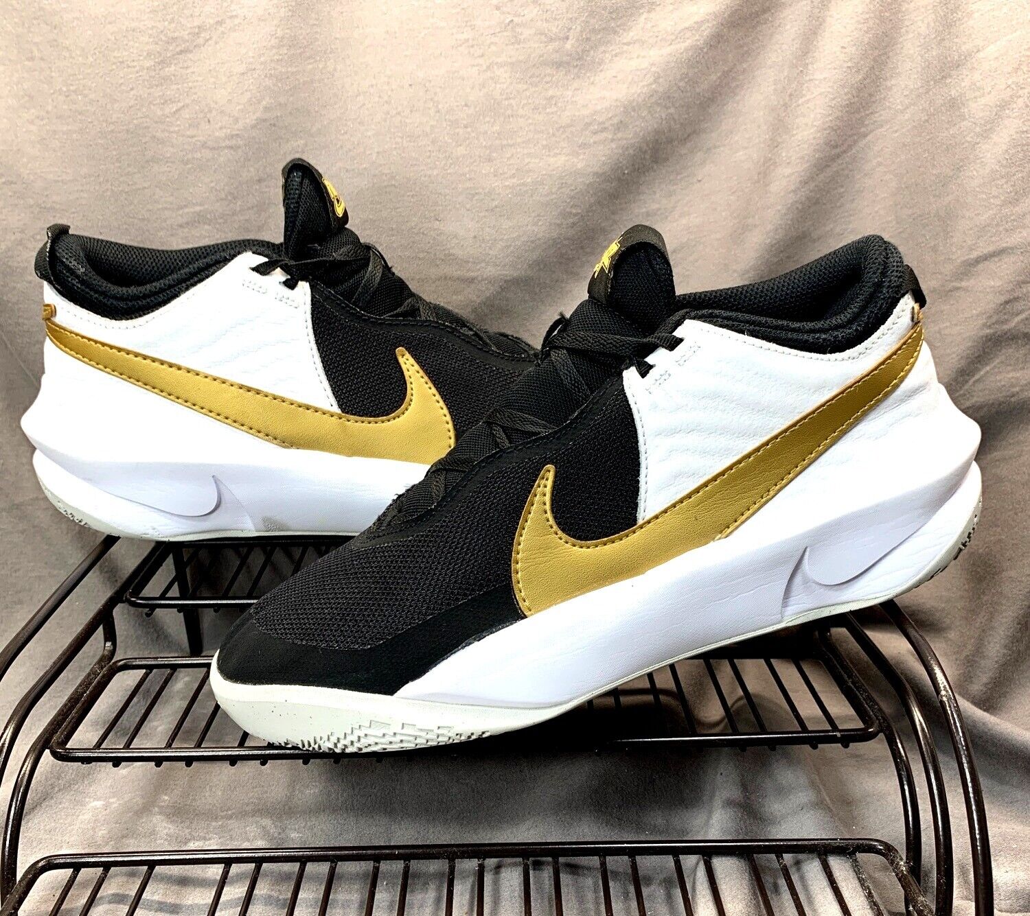 NIKE TEAM HUSTLE D 10 (GS)-CW6735-002 Black/Gold Youth NIKE TEAM HUSTLE D 10 (GS)-CW6735-002 Black/Gold Youth