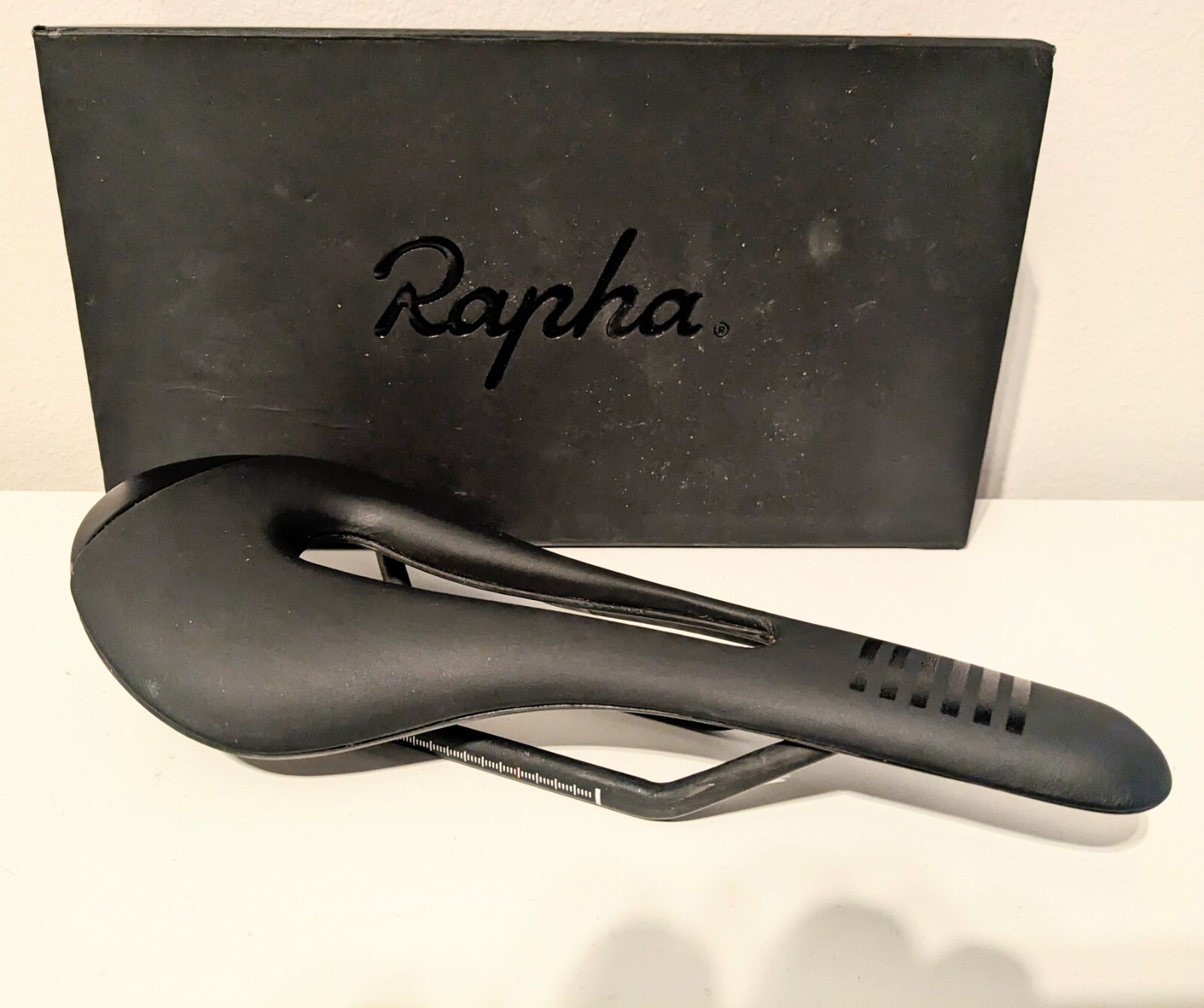 美品 Rapha PRO TEAM CUT OUT SADDLE カーボンサドル 美品 Rapha PRO TEAM CUT OUT SADDLE カーボンサドル