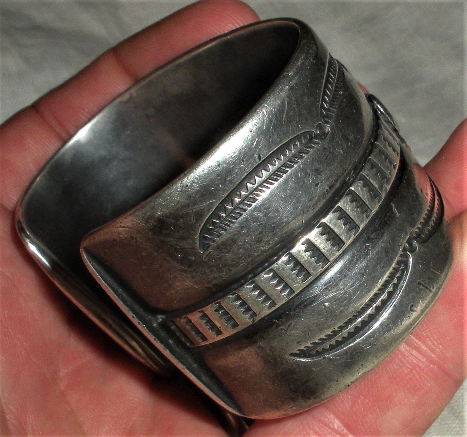 ANTIQUE c1930 NAVAJO / PUEBLO COIN SILVER BRACELET APPLIED HOGAN DECORATION vafo