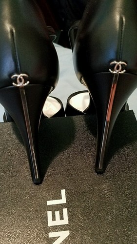 CHANEL ブラック レザーハイヒール Iconic Chanel Split Heel CC Charm Logo black leather Block