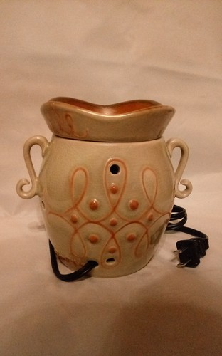 Discontinued Scentsy Warmer BLYNKEN - RARE!! New Bulb