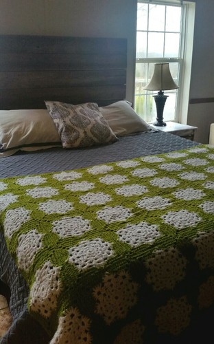 Afghan Throw Lap Blanket Granny Square 73x46 Knitted Handmade Vintage Green Whit