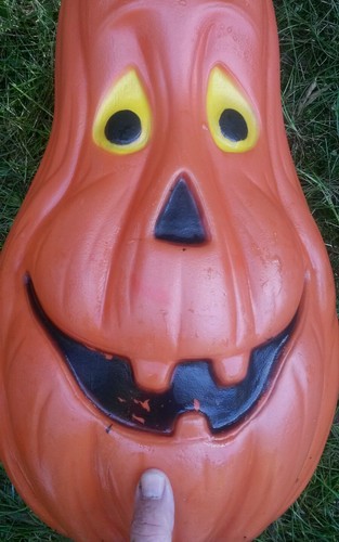 1 BLOW MOLD HALLOWEEN Smiling JACK O LANTERN sorry no light cord came with it?