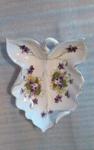 Interco Chicago  Vintage  Leaf Candy Dish Purple Violets Nice