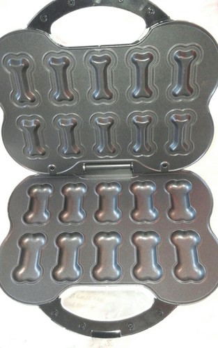 Dogs Treats Bistro Gourmet Dog Treat Maker Non-Stick Baking Pets NEW in Box