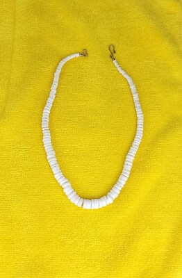 Vintage Hawaiian Natural Puka Shell Necklace Authentic 18  White Graduated Size 