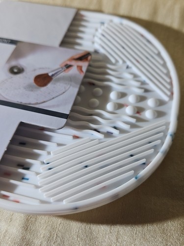 MAKEUP BRUSH-WASHER-MAT-WITH SUCTION TABS-FOR SINK-WHITE W/SPRINKLES-NEW!