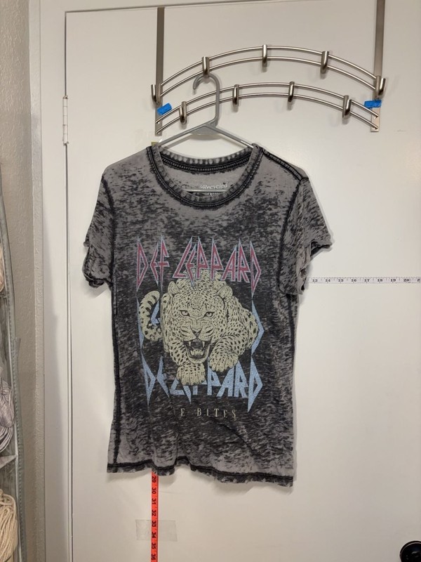 P1: Recycled Karma Def Leppard Love Bites Distressed Graphic Shirt S