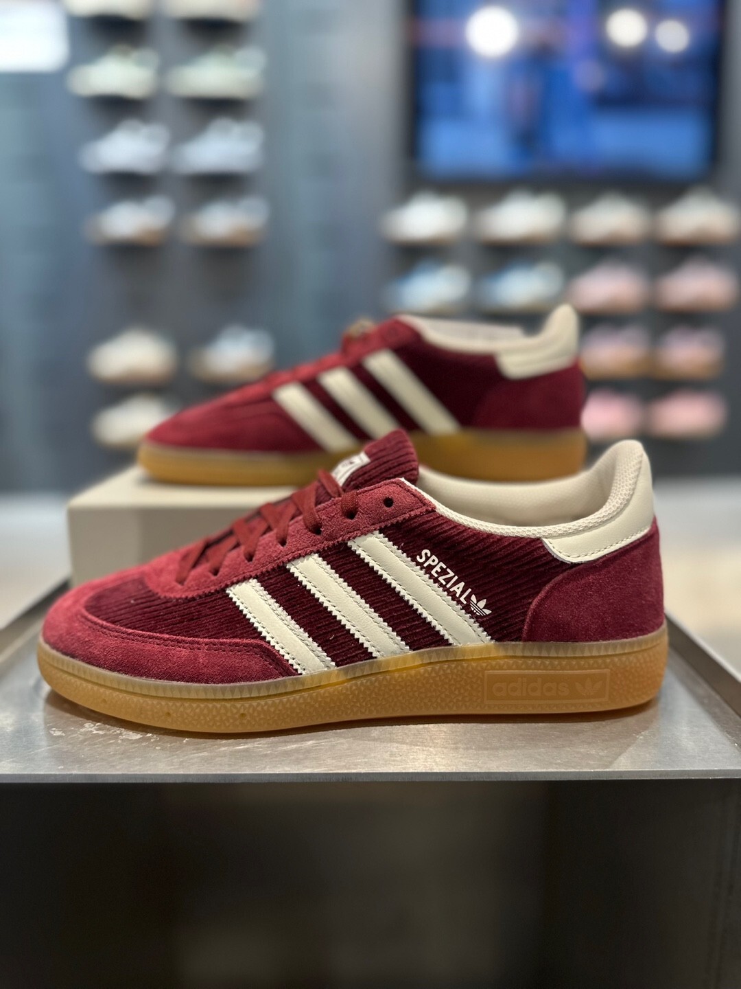 国内配送 adidas HANDBALL SPEZIAL CORE BLACK/SHADOW RED/GUM adidas Handball Spezial Core Black Shadow Red Men's - JS0600