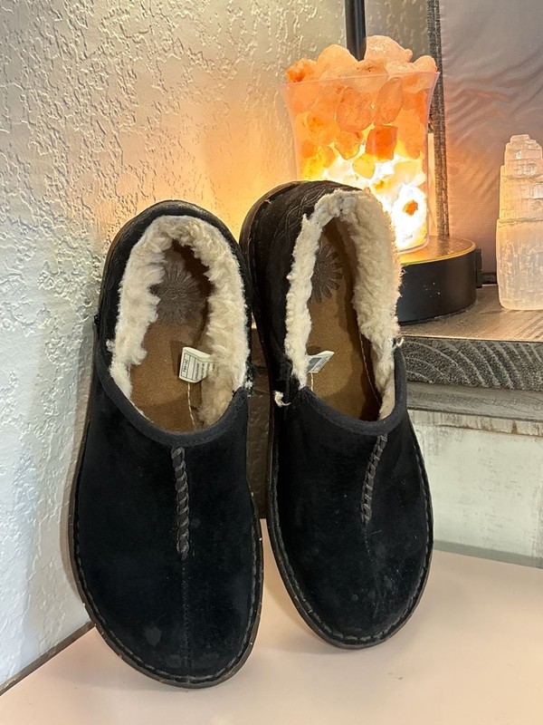 J: UGG Bettey 1757 Black Suede Shearling Lined Clogs Women's Size 6