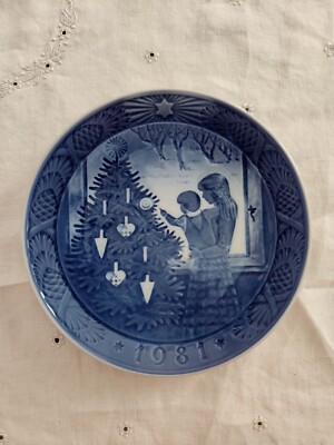 Royal Copenhagen 1981 Christmas Plate Admiring The Christmas Tree Kai Lang