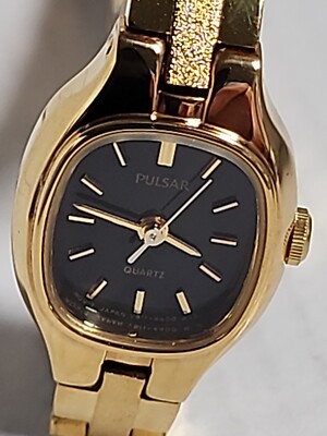 Vintage Pulsar Watch Women Gold Tone Black Dial 18mm V811-5300 (612)