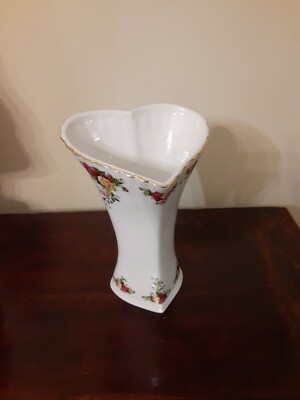 VINTAGE ROYAL ALBERT OLD COUNTRY ROSES FROM THE HEART VASE 9 1/2'' 2005, NIB