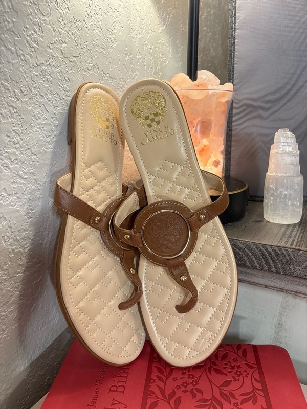 I: Vince Camuto Braida Quilted Medallion Thong Sandals Size 11M