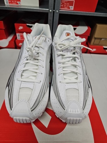 【Nike】 (W) Nike Shox R4 White llic Silver ★22-29★ The Nike Shox R4 White Metallic Silver Releases April 2024