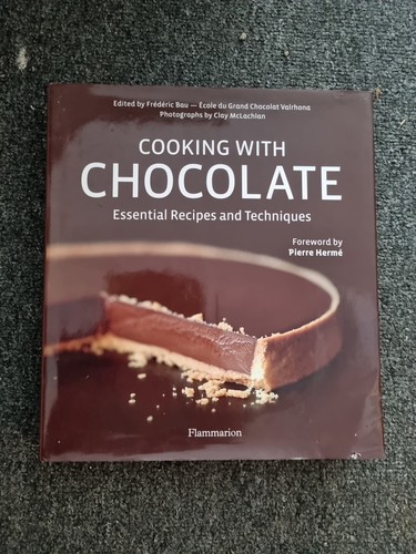 Cooking with Chocolate: Essential Recipes and Techniques [ハードカバー] Bau， Frederic? McLachlan， Clay? Herm?， Pierre; … Essential Recipes with &amp; tricks Chefs