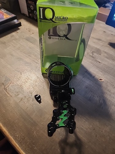 AS IS FOR PARTS IQ Bowsight IQ00360 Micro 5-Pin PRO Bow Sight Right Hand Adjust