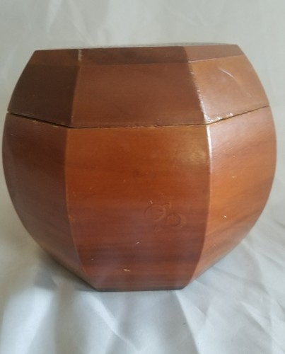VINTAGE WOOD TRINKET COLLECTIBLE BOX WITH LID HAND CRAFTED