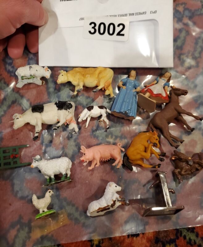 Lot of ertl Breyer horse cattle plastic farm livestock pieces vintage 