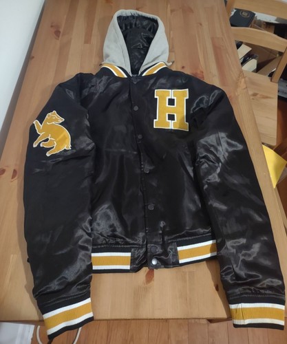 【Harry Potter】HUFFLEPUFF ナイロンスタジャンA-2514 Harry Potter】HUFFLEPUFF ナイロンスタジャンA-2514 スタジャン