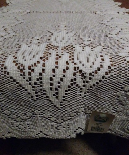 Great Bay Lace Holland Tulips Floral Table Runner Liechtenstein Ecru 15x33