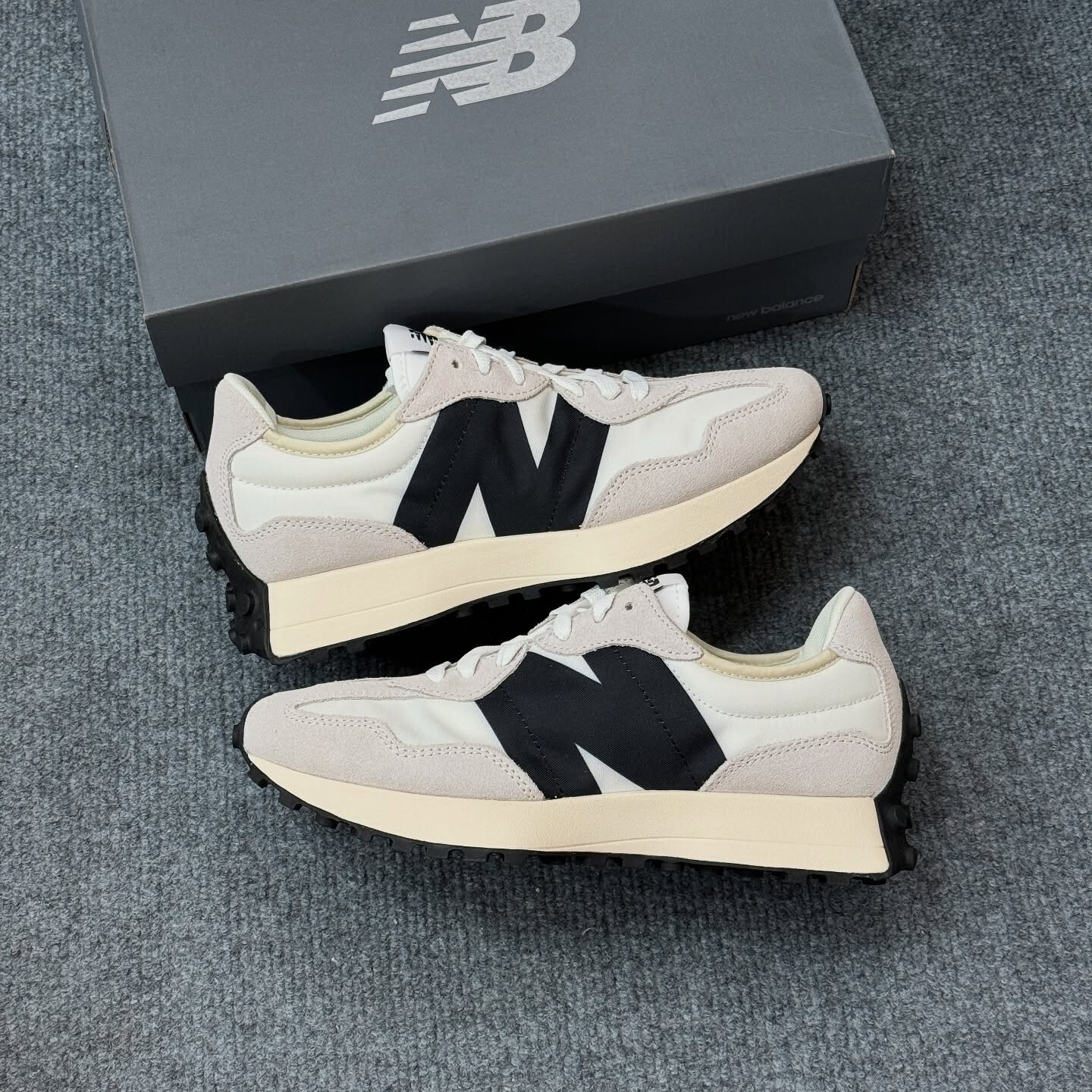 New Balance Women's 327 Shoes - White/Grey/Black - NWT
