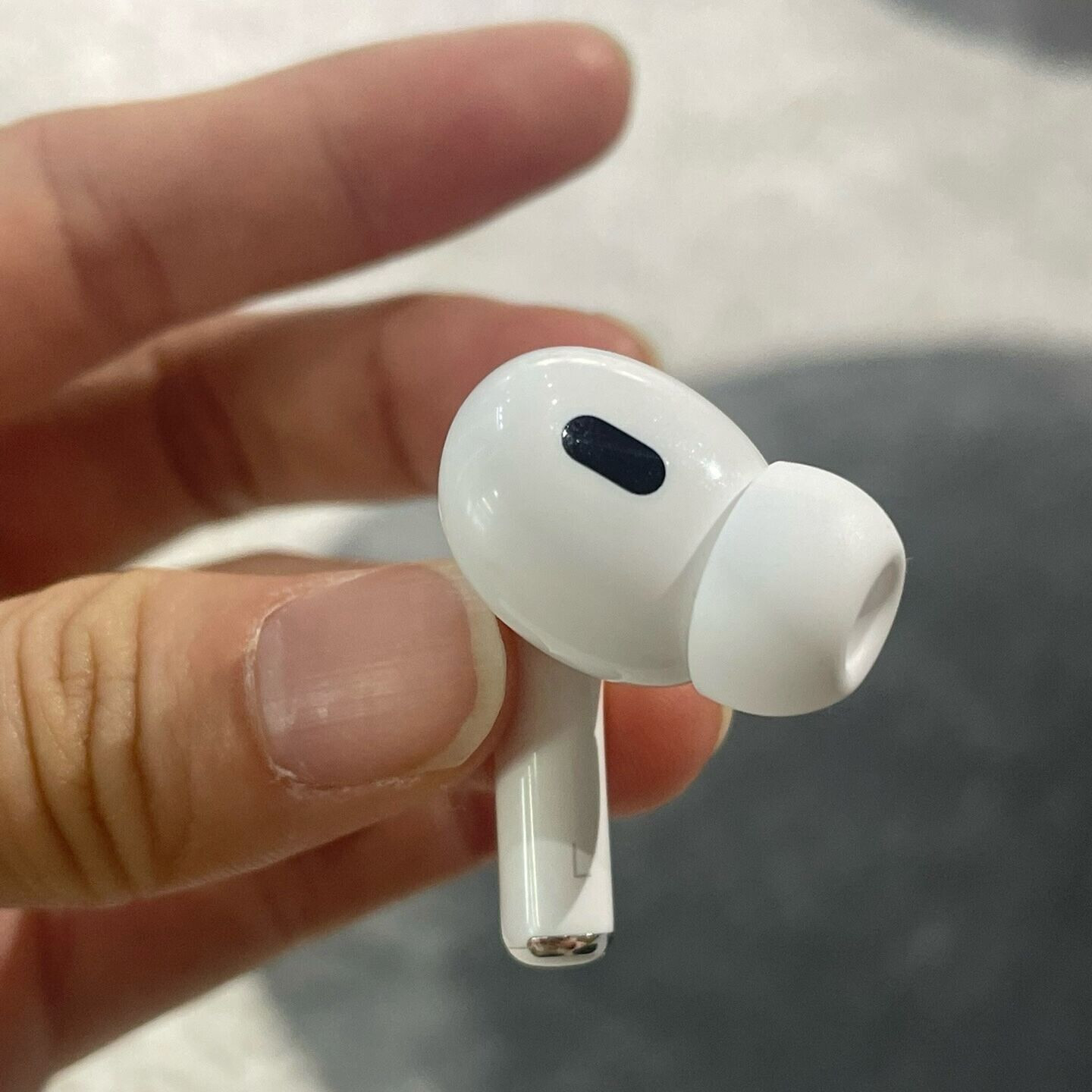 Apple AirPods Pro (2nd generation) LEFT SIDE EARBUD ONLY A2699 Apple AirPods Pro (2nd generation) LEFT SIDE EARBUD ONLY A2699