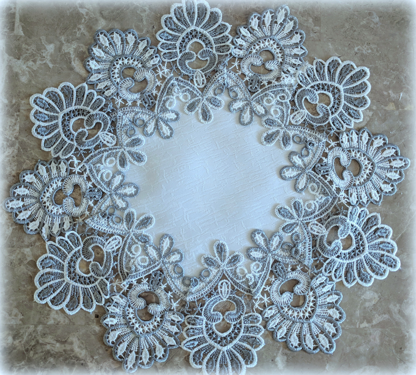 итальянское кружево. кружева на платье. серебряные кружева. кружево ткань серебро. серебряное кружево.