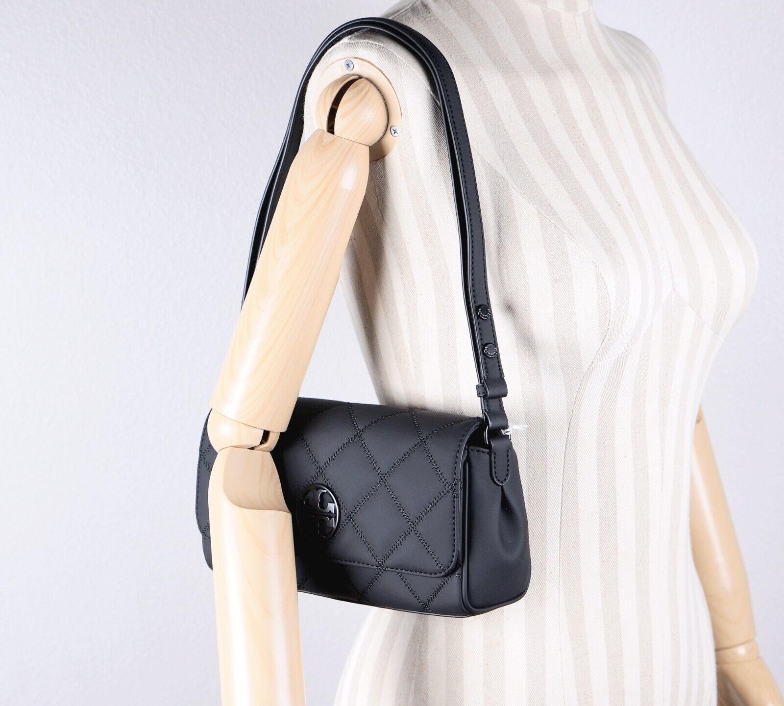 Tory Burch Willa Matte Black Diamond Quilting Shoulder Tory Burch Willa Matte Black Diamond Quilting Shoulder