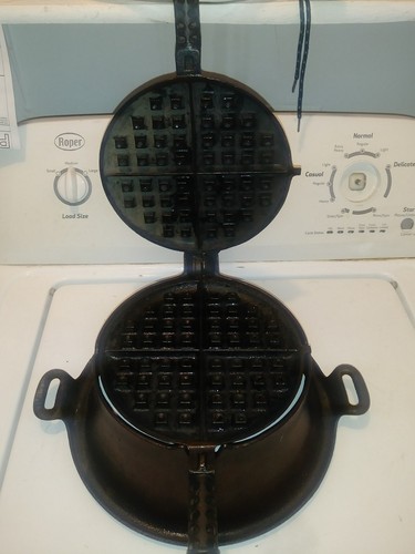 Vintage American Griswold No.8  Cast Iron Waffle Maker 885 Made Erie PA 1908