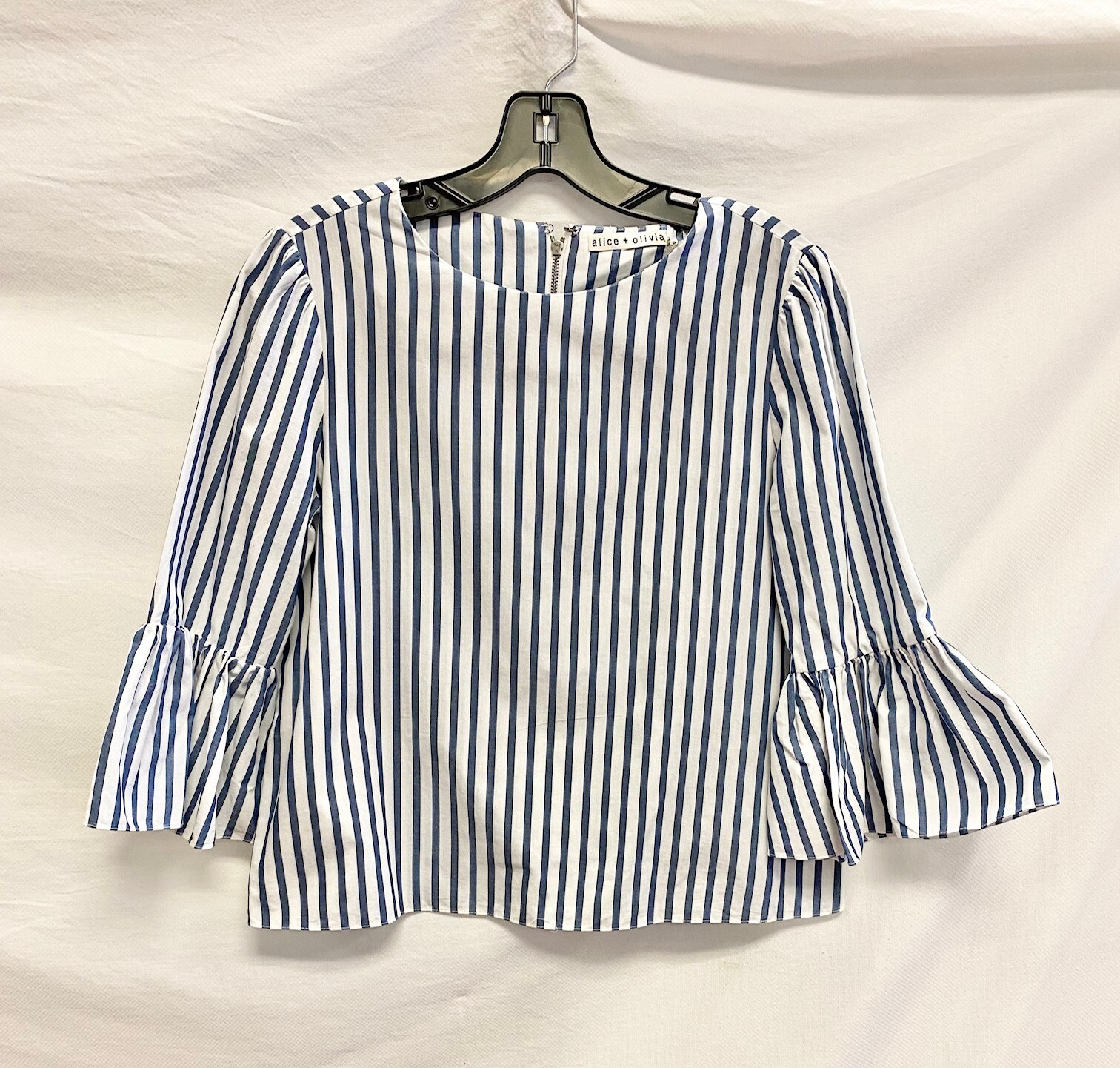 

ALICE + OLIVIA Топ сине-белого цвета в морскую полоску с расклешенными рукавами 3/4 и рюшами  6, Multicolor